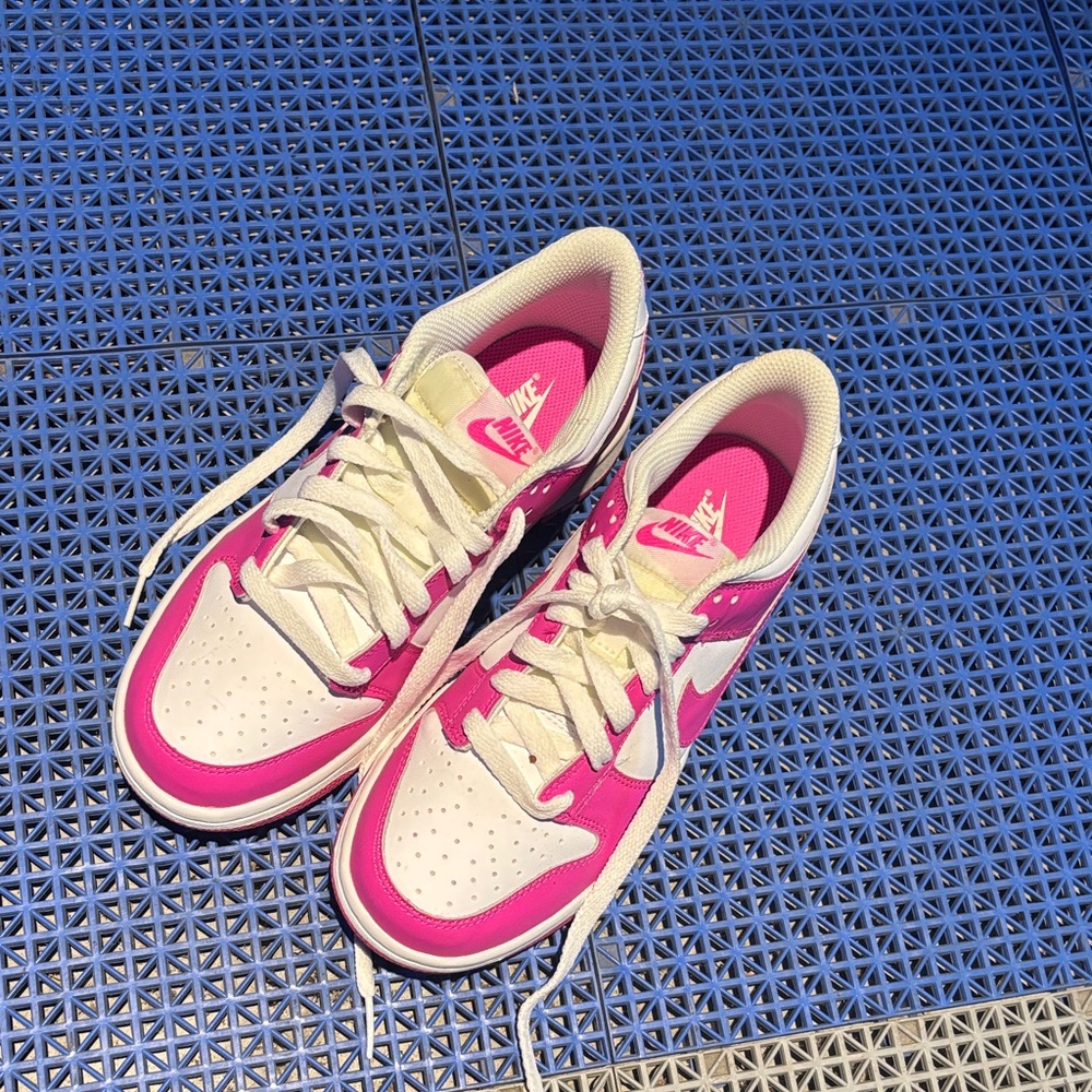 Nike Low-Top Sneakers - White & Hot Pink